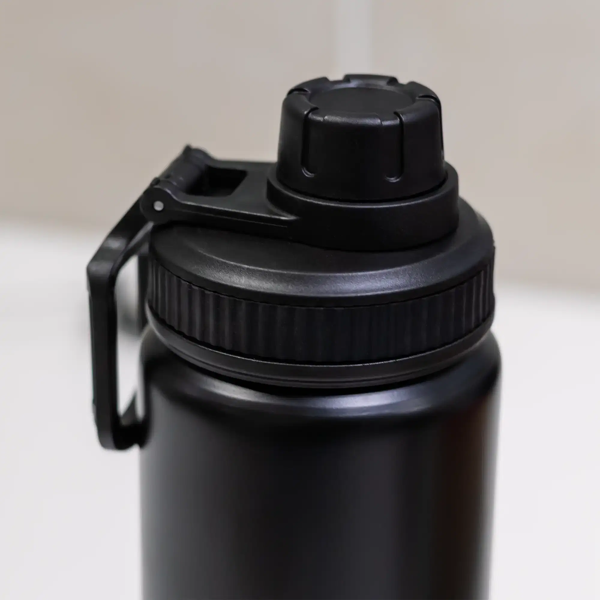 HydroLoop | 11652BK Aluminium Sports Bottle with Handle Black-800ml - Image 2